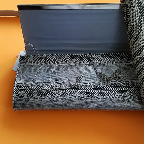 NWT SILVER CLUTCH BAG - Picture 2 of 6